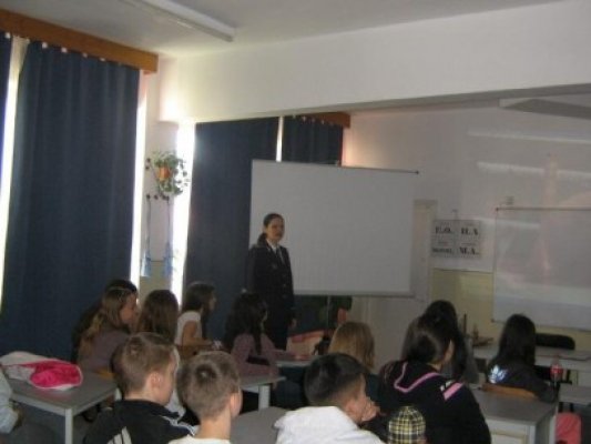 Elevii din Năvodari, consiliaţi de poliţişti